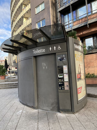 Die öffentliche Toilette am Ludwigshafener Berliner Platz von außen.