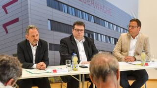 Wollen nach fünf Jahren Streit Einigkeit demonstrieren: Sascha Stumpf (v.l., AOK), Joachim Schmid (ASB) und Bürgermeister Volker Proffen.
