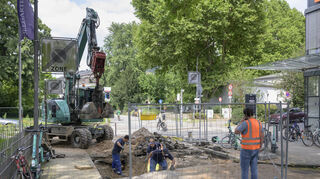 Nach einem Wasserrohrbruch an der Kreuzung von Gaisbergstraße und Adenauerplatz reparieren Bauarbeiter den Schaden.