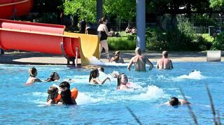 Geht immer im Sommer: ein Sprung ins kühle Wasser in einem der vier Mannheimer Freibäder. Doch in der Stadt wird den Kindern und Jugendlichen in den Ferien noch viel mehr geboten.
