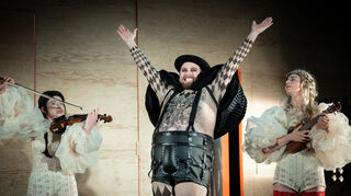 Erfolgreichstes Drama der abgelaufenen Mannheimer Spielzeit: Shakespeares „Was ihr wollt“ mit Lail Braslavsky, Sandro Utalo und Lotte Marlene Böwe.