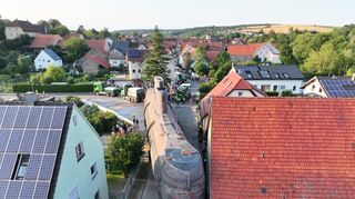 Der 350 Tonnen Koloss schlängelt sich am Mittwoch an den Hauswänden in Ittlingen vorbei.