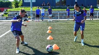 Die VfL-Jugendspieler Nikita Gall (l.) und Aylin Ardic beim Training der C-Jugend. Coach Stephan Ludwig (hinten r.) beobachtet seine Schützlinge ganz genau.