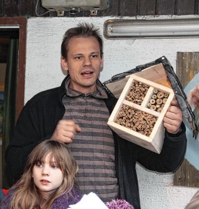 Markus Wolter, hier mit einem Insektenhotel bei einer Veranstaltung 2019, sucht einen Nachfolger als Vorsitzender des Vereins für Vogel- und Naturschutz.