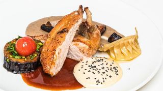 Das Perlhuhn mit gebackener Aubergine.