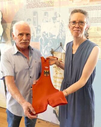 Museumsleiterin Elke Leinenweber und Fritz Niebler mit dem Exponat.