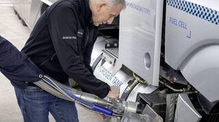 Ein Mitarbeiter von Daimler Truck zeigt das Betanken eines Lkw mit Wasserstoff. Den Angaben nach dauert das weniger als 15 Minuten, ähnlich wie bei einem Diesel-Modell.