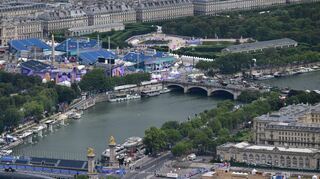 Blick vom Eiffelturm auf die Seine, auf der am Freitag die Olympia-Eröffnungsfeier stattfindet.