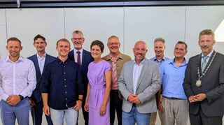 Bürgermeister Stefan Schmutz (r.) und die Neuen: Jens Riemenschneider (v.l., FDP), Armin Gattung, Louis Schuhmann, Tillmann Jahn (CDU), Iris Lipowsky, Oliver Steigerwald (Grüne), Markus Bündig (SPD), Thomas Lohmann, Frank Kresse (BfL).