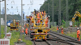 Mörfelden-Walldorf: Arbeiter sind im Bahnhof von Walldorf mit schweren Baumaschinen im Einsatz.