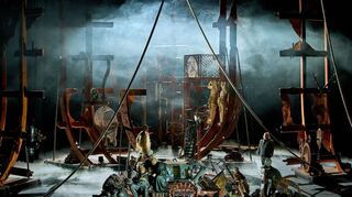 In der Nahaufnahme gerade so auf dem Schrotthaufen des Lebens zu erkennen: Tristan (vorne links) auf dem Sterbebett (Andreas Schager), geliebt von Isolde (Camilla Nylund), hinten dann (von links): Daniel Jenz (Ein Hirt), Lawson Anderson (Ein Steuermann) und Olafur Sigurdarson (Kurwenal).