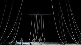 1. Aufzug, vorn von li nach re: Christa Mayer (Brangäne), Camilla Nylund (Isolde), hinten von li nach re: Olafur Sigurdarson (Kurwenal), Andreas Schager (Tristan), Matthew Newlin (Junger Seermann).