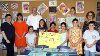 Umringt von Nelli Meng (v.l.), Anna Quintus, Josef Zimmermann, Christiane Wichmann und Konrektorin Melanie Götz-Greiß zeigten die Kinder ihre Werke.