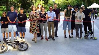 Erste Bürgermeisterin Diana Pretzell und Projektleiterin Daniela Machmer (Mitte) eröffneten gemeinsam mit Kindern und Jugendlichen den Skatepark.