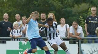 Pokal-Achtelfinale aus der vergangenen Saison: Wallstadts Simon Mossmann (l.) und Sandhausens Franck Evina im Duell.