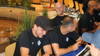Neuzugang Felix Lohkemper (l.) und Kapitän Marcel Seegert hatten sichtlich Spaß bei der Autogrammstunde vor der Viernheimer Galeria-Filiale.