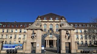 Die Ungewissheit für das Mannheimer Klinikum (hier der Haupteingang am Neckar) geht weiter. Darunter leiden besonders die Beschäftigten.
