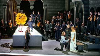 Zwei Fronten: Le Gateau Chocolat, Venus (Irene Roberts) und Oskar (Manni Laudenbach) ringen im linken Bereich genau so wie Elisabeth (Elisabeth Teige rechts in Weiß) um Tannhäuser (Klaus Florian Vogt kniend).