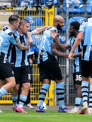 Adrian Fein (v.l.) Martin Kobylanski, Torschütze Terrence Boyd, Kelvin Arase und Niklas Hoffmann bejubeln den 1:0-Führungstreffer der Mannheimer gegen Molenbeek.