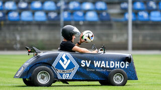 Die Hot Rod Crew bringt den Ball aufs Spielfeld: Beim Stadionfest im Carl-Benz-Stadion stand auch ein Testspiel gegen RWD Molenbeek an.
