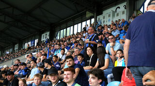 Die Fans verfolgen gespannt das Testspiel des SV Waldhof im Carl-Benz-Stadion.