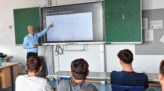 Die Klasse 11c des Bach-Gymnasiums aus Mannheim hatte die Nase vorn und gewinnt eine Fahrt in den Stuttgarter Landtag. Projektleiter Dieter Schwab bei Abschlussveranstaltung des „MM“Medien-Projekts „Die Faktenchecker“.