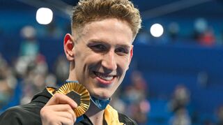 Lukas Märtens bejubelt seinen Olympiasieg - viel gefeiert hat er aber nicht.