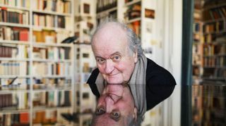 Der Karlsruher Komponist Wolfgang Rihm spiegelt sich in seinem Flügel in seiner Ettlinger Wohnung.