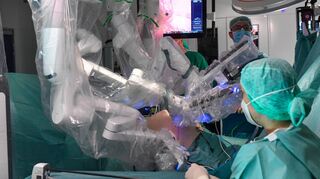 Der Da-Vinci-Roboter bei einer Harnblasenoperation im Klinikum. Seine vier weißen Arme sind in steriler Folie verpackt.