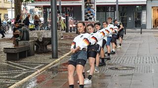 Insgesamt 16 junge Athletinnen und Athleten legten sich auf den Kapuzinerplanken zur Einstimmung auf die Tauzieh-WM in Mannheim ordentlich ins Zeug.