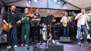 Die MIL-Band mit Sänger Heiko Persson (rechts) und all die anderen Beteiligten sorgen für einen unvergesslichen Abend.