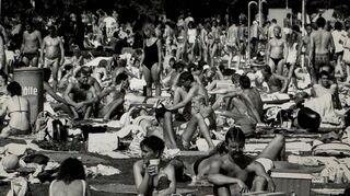 Dichtes Gedränge an heißen Tagen beschert dem Badesee den Zweitnamen „Kurpfalzgrill“. Dieses Archivbild entstand vermutlich 1977.