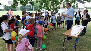 Am Ende der Ferienspielwoche überreicht Bürgermeister Volker Scheib die Gutscheine. Michaela Müller (r.) freut sich über die gute Resonanz.