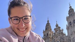 Sie strahlt: Melina Maier ist am Ziel vor der Kathedrale von Santiago de Compostela. Diesen besondern Moment hält sie mit einem Selfie fest.
