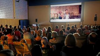 Kurzfristig in die DJK-Halle verlegt: der Open-Air-Kinoabend vom Bund der Selbständigen Wallstadt.