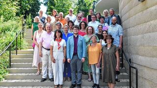 Rekorderlös übergeben: Gruppenbild der Spendenempfänger des Deutsch-Amerikanischen Frauenarbeitskreises im Luisenpark, links dritte Reihe Präsidentin Alexandra Götz.