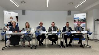 Die Landräte Stefan Dallinger (Rhein-Neckar-Kreis) und Dr. Achim Brötel (Neckar-Odenwald-Kreis) schlagen Alarm: Die Kreis-Krankenhäuser rutschen immer tiefer in die roten Zahlen (v.l.): Judith Masuchund Katharina Elbs (Geschäftsführerung GRN-Kliniken), Landrat Stefan Dallinger, Dr. Achim Brötel, Harald Löffler und Frank Hehn (Geschäftsführung NOK-Kliniken).