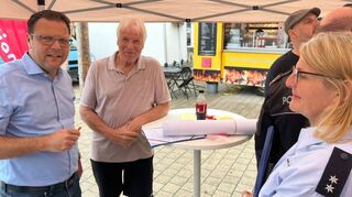 Suche nach pragmatischen Lösungen: Bürgermeister Volker Proffen, Hans Betz und Susanne Geißelmann vom Polizeirevier Sandhofen. Im Hintergrund ist Bezirksbeirat Timo Kessler (CDU) zu erkennen.