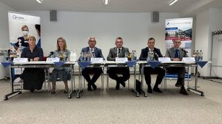 Sorgen sich um Klinik-Zukunft (v.l.): Judith Masuch und Katharina Elbs (GRN), Stefan Dallinger, Achim Brötel, Harald Löffler und Frank Hehn (NOK).