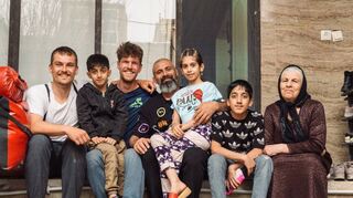 Felix ist bei einer Familie im iranischen Saveh zum Essen eingeladen. „Wir können so viel von anderen Kulturen lernen! Zum Beispiel die Gastfreundschaft.“