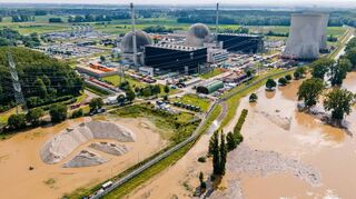 Das Rheinhochwasser am Bibliser Kraftwerk Anfang Juni. Links ist die Fläche zu sehen, auf der die Kühltürme von Block A standen.
