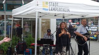 Schwungvoller Wochenmarkt bei mäßigem Wetter: Ela Liehrmann (v.l.) und Christiane Griesheimer erfreuen sich an der Musik von Helmut Wehe (Gitarre), Elke Singer und Dieter Kordes am Keyboard.