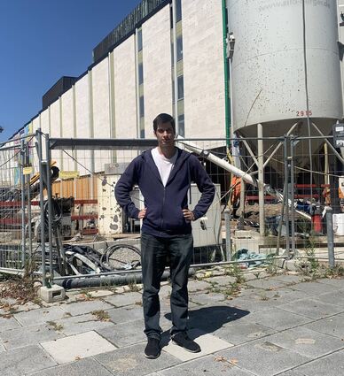 Das Nationaltheater nennt Julien Ferrat „ein Sinnbild für die Heuchelei“, dass kein Geld da sei.