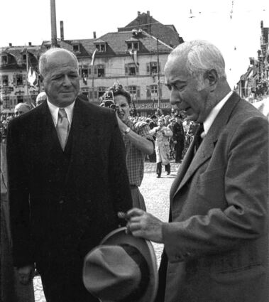 Oberbürgermeister Hermann Heimerich (l.), hier mit Bundespräsident Theodor Heuss 1950, als das Staatsoberhaupt zur Einweihung der Kurpfalzbrücke in Mannheim war.