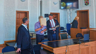 Der Angeklagte Rainer K. zu Prozessbeginn mit seinen Verteidigern Alexander Kiefer (l.) und Steffen Lindberg (r.).