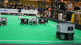 Studentinnen und Studenten haben die Roboter und die dahinter steckende KI selbst gebaut, entwickelt und programmiert.