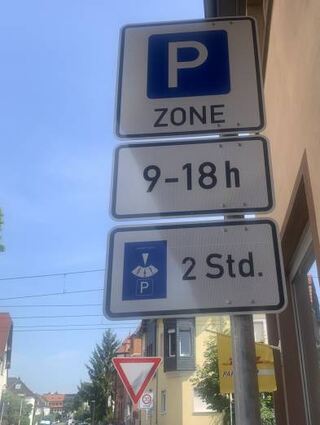 Schilder wie diese hängen an allen Einmündungen zur Hauptstraße.