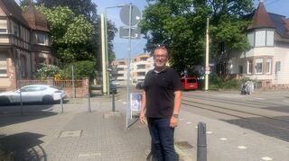 Alexander Theis im Bereich der Feudenheimer Hauptstraße, in dem bald keine Parkscheibe mehr benötigt wird.