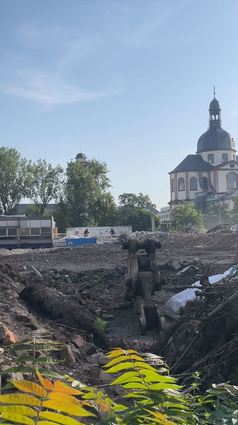 Mittlerweile ist das Dach des ehemaligen Eisstadions weg.