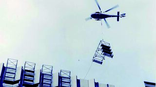 30 Flüge am Tag: Gerüstbau per Hubschrauber 1996 am Collini-Center.